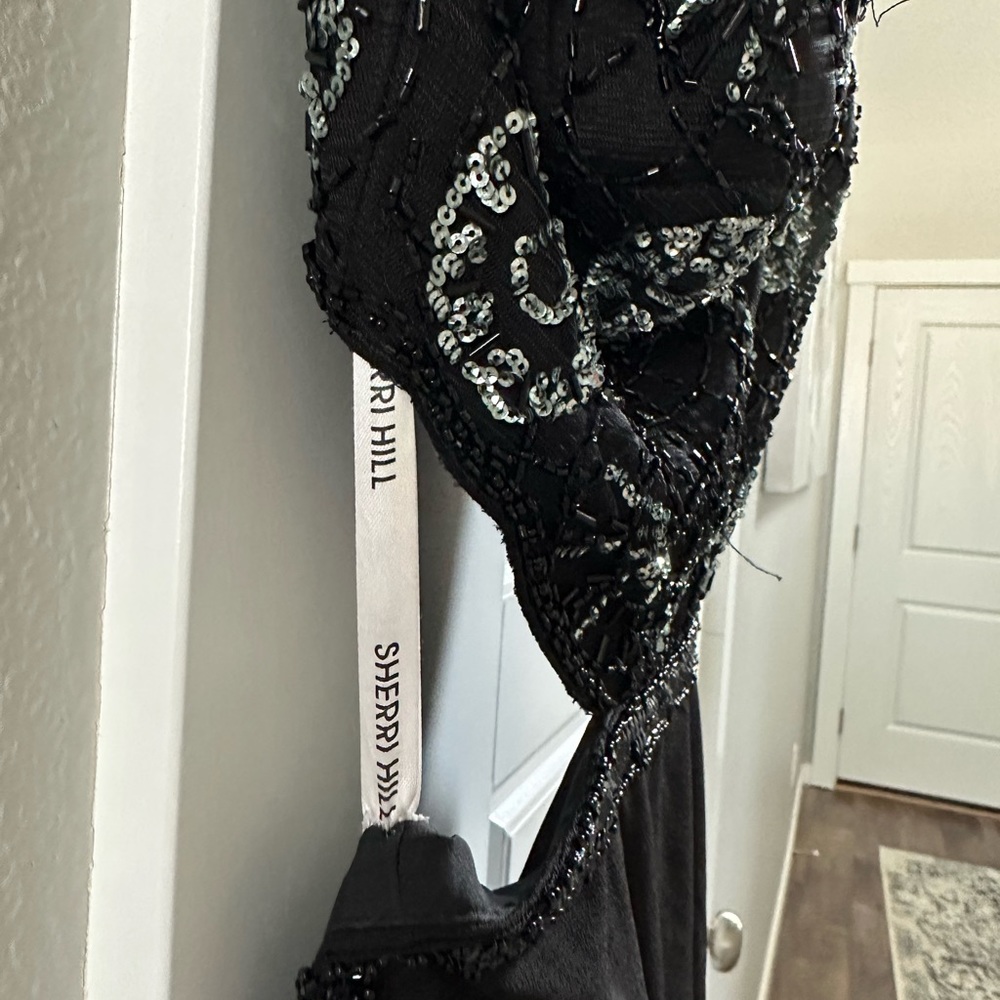 Is a beautiful dress but doesn’t fit me